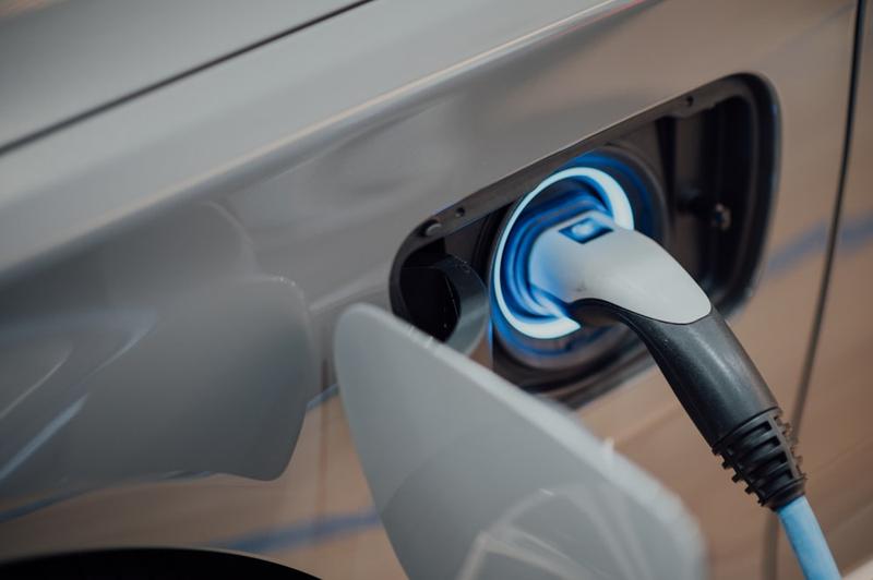 Bestelauto aan de laadpaal
