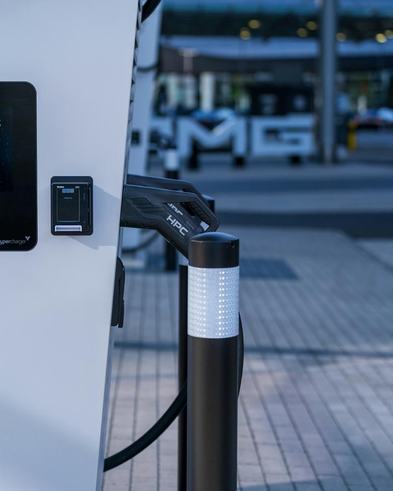 Elektrische bestelauto aan de laadpaal